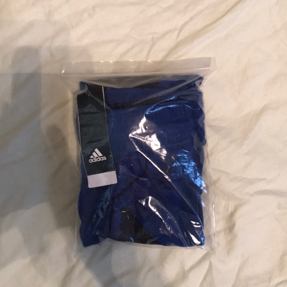 Men’s NWT Adidas Essentials Shorts 3 - Picture 4 of 6